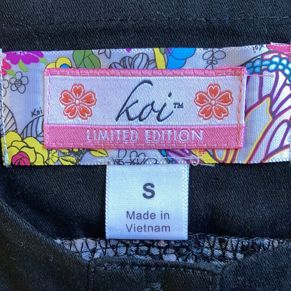 Koi scrub jacket - leopard python - Picture 3 of 4
